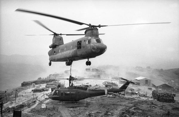 CH-47B-Vietnam-Huey-Lift
